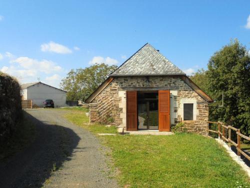 a small stone house on the side of a road at Maison spacieuse à Castelnau-de-Mandailles avec cheminée 250 m² in Castelnau-de-Mandailles