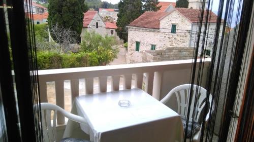 ein weißer Tisch und Stühle auf einem Balkon mit Aussicht in der Unterkunft Comfortable Studio in Sumartin with Sea View - 22 m² in Sumartin