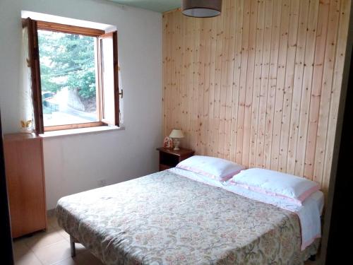 Rúm í herbergi á 2 bedrooms apartement with furnished terrace and wifi at Camigliatello Silano 2 km away from the slopes