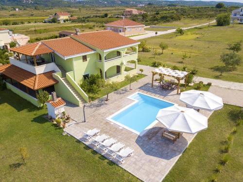 Galeriebild der Unterkunft One bedroom appartement at Ljubac 300 m away from the beach with sea view shared pool and garden in Ljubač
