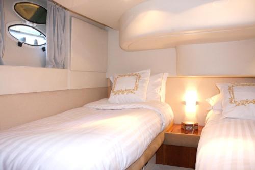 En eller flere senger på et rom på One bedroom property with lake view and terrace at Porto