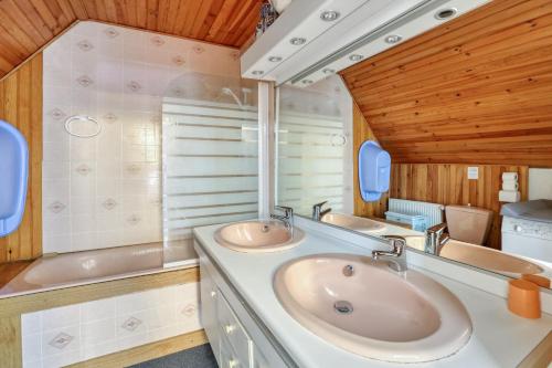 Koupelna v ubytování Villa confortable avec piscine privée à Lucenay-lès-Aix
