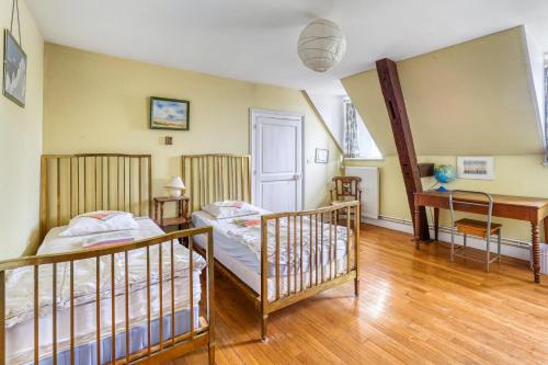 1 dormitorio con 2 literas y escritorio en Villa de 4 chambres avec piscine privee jardin clos et wifi a Lucenay les Aix, en Lucenay-lès-Aix