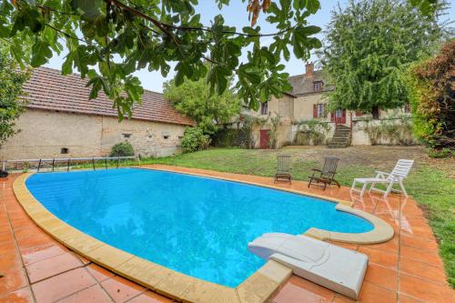 une piscine dans la cour d'une maison dans l'établissement Villa confortable avec piscine privée à Lucenay-lès-Aix, à Lucenay-lès-Aix