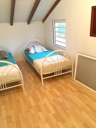 เตียงในห้องที่ Maison de 2 chambres avec terrasse amenagee et wifi a Pointe Noire a 2 km de la plage