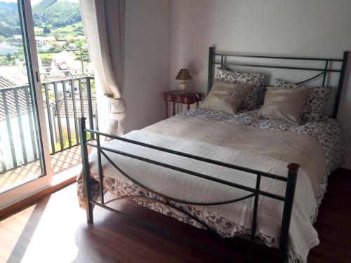 Легло или легла в стая в 2 bedrooms house with city view furnished balcony and wifi at Furnas
