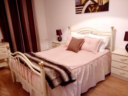 מיטה או מיטות בחדר ב-One bedroom appartement with city view enclosed garden and wifi at Alvoco da Serra