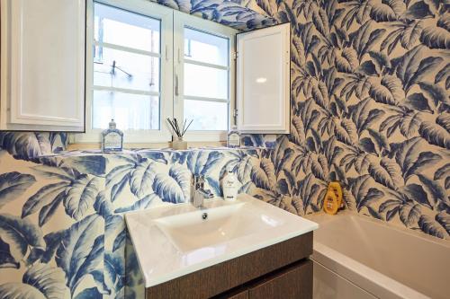 Ένα μπάνιο στο Spacious apartment in Estoril with private garden, 120 m²
