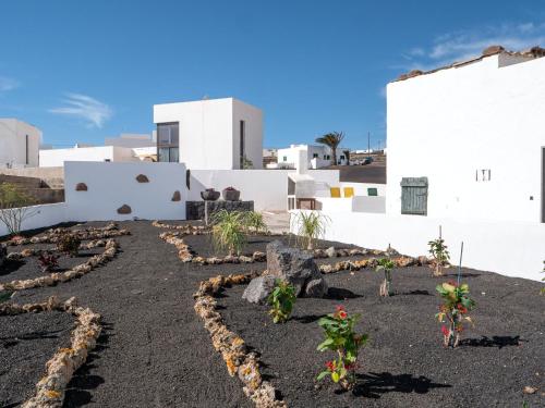 Comfortable House in Tías with Free Parking