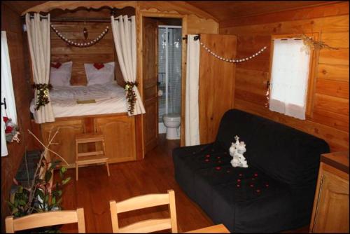 Säng eller sängar i ett rum på Propriete d'une chambre avec jardin clos a Villers Sur Mer a 1 km de la plage
