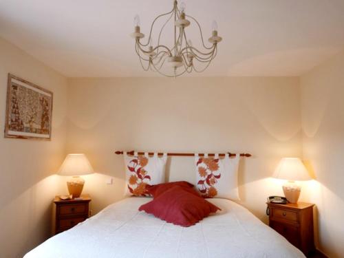 - une chambre avec un lit, un lustre et deux lampes dans l'établissement Maison avec vue mer à Sainte-Maxime, piscine partagée, à Sainte-Maxime