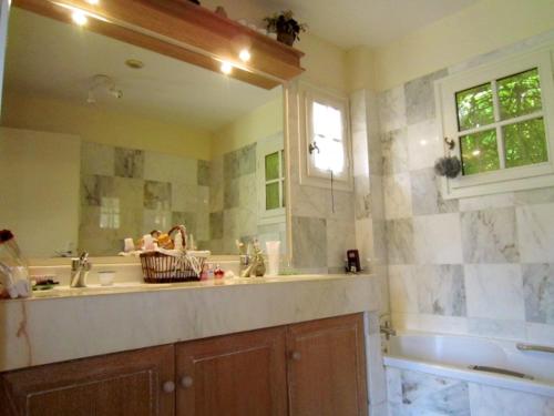 une salle de bain avec un lavabo, un miroir et une baignoire dans l'établissement Maison avec vue mer à Sainte-Maxime, piscine partagée, à Sainte-Maxime