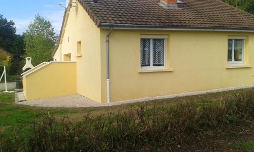 a yellow house with a window on the side of it at Maison charmante avec vue sur lac à Thil-sur-Arroux in Thil-sur-Arroux