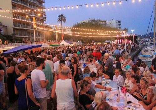 a crowd of people sitting at tables at a party at Maison accueillante à Toulon - Jardin privé 90 m² in Toulon