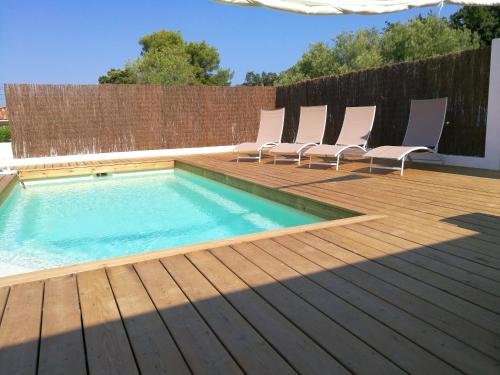 Hồ bơi trong/gần Villa de 2 chambres avec piscine privee jardin clos et wifi a Oletta