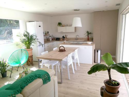 Nhà bếp/bếp nhỏ tại Villa de 2 chambres avec piscine privee jardin clos et wifi a Oletta