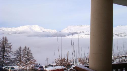 a view of a snow covered mountain from a balcony at Studio avec balcon a Vallandry in Landry