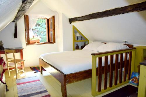 1 dormitorio con cama y ventana en 2 bedrooms chalet with jacuzzi furnished garden and wifi at Gospic, en Gospić