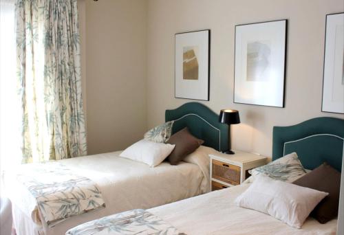 una camera da letto con due letti e una finestra di Luxury villa in Costa Adeje + pool ad Adeje