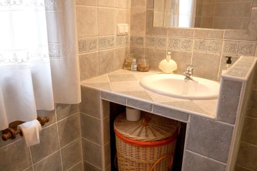 Et badeværelse på Comfortable house in Sotoserrano with mountain view