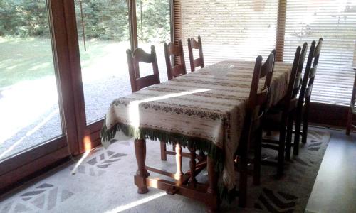 un tavolo in una stanza con tavolo e sedie di 2 bedrooms chalet with enclosed garden and wifi at Tellin a Tellin