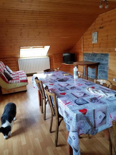 - une salle à manger avec une table et un chat dans l'établissement Appartement charmant à Vars - Vue montagne & balcon, à Vars