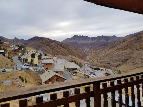 - un balcon avec vue sur un village dans les montagnes dans l'établissement Appartement de 3 chambres avec balcon et wifi a Vars a 2 km des pistes, à Vars