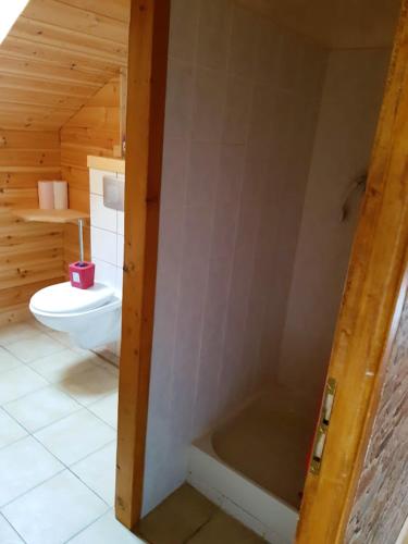 une salle de bain avec toilettes et baignoire dans l'établissement Appartement charmant à Vars - Vue montagne & balcon, à Vars
