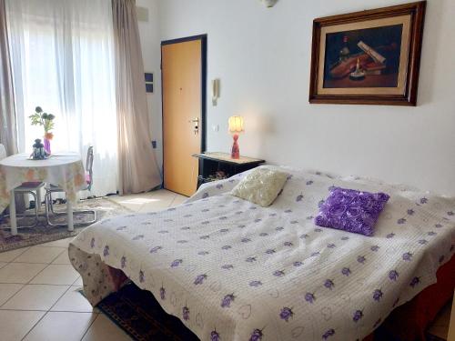 - une chambre avec un lit doté d'oreillers violets dans l'établissement One bedroom apartement with furnished balcony at Borgo San Lorenzo, à Borgo San Lorenzo