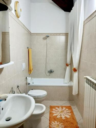 a bathroom with a sink and a toilet and a tub at Modern apartment in Borgo San Lorenzo 50 m² with balcony in Borgo San Lorenzo