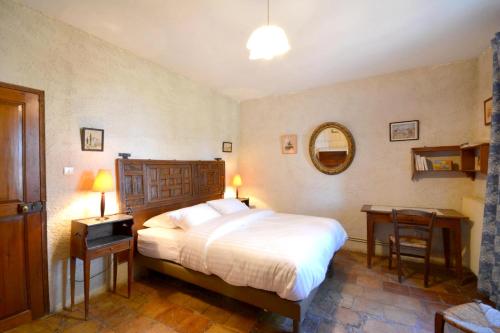 Postel nebo postele na pokoji v ubytování Charmante maison en Camargue avec piscine partagée