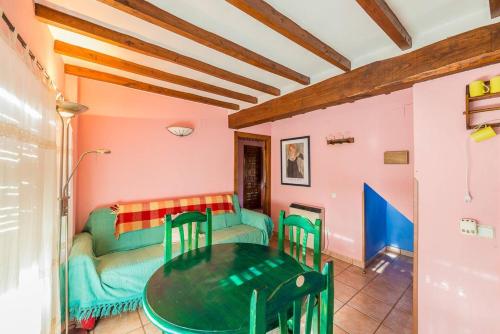 Posezení v ubytování Cozy apartment in Robledillo de Gata, 45 m² with garden view