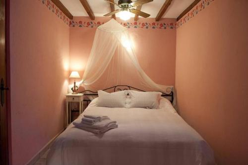 - une chambre avec un lit blanc et un plafond dans l'établissement One bedroom apartement with wifi at Robledillo de Gata, à Robledillo de Gata