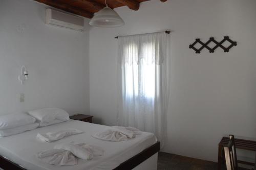 Tempat tidur dalam kamar di Hotel Porto Loutro on the Beach