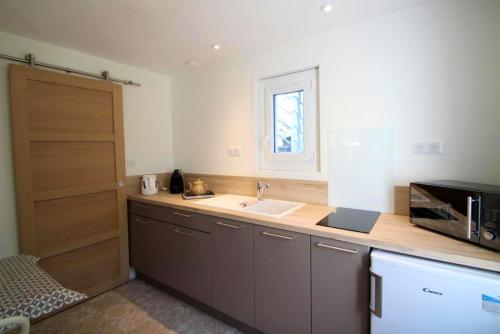 d'une cuisine avec un comptoir, un évier et une fenêtre. dans l'établissement Maison avec jardin et vue montagne à Gap, à Gap