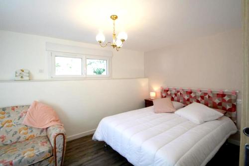 Llit o llits en una habitació de Maison d'une chambre avec jardin clos et wifi a Gap