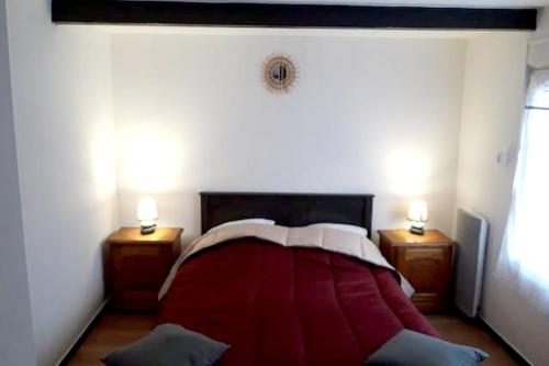 a red bed in a white room with two lamps at Maison de 3 chambres avec jardin clos et wifi a Edruchon in Saint-Martin-au-Bosc