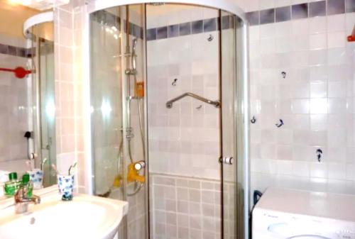 une salle de bain avec douche et lavabo dans l'établissement Appartement cosy à Toulon avec vue sur la mer - 80 m², à Toulon