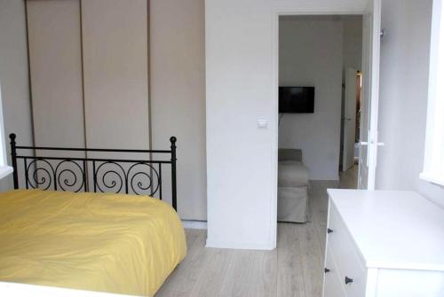 Appartement d'une chambre avec vue sur la ville et wifi a Rosny sous Bois tesisinde bir odada yatak veya yataklar