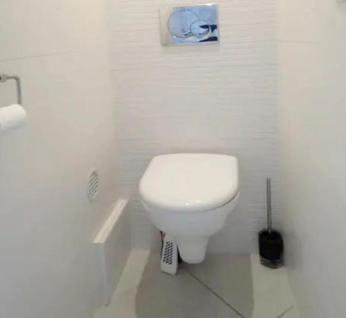 a bathroom with a white toilet in a room at Appartement moderne à Rosny-sous-Bois, 38 m² avec vue in Rosny-sous-Bois