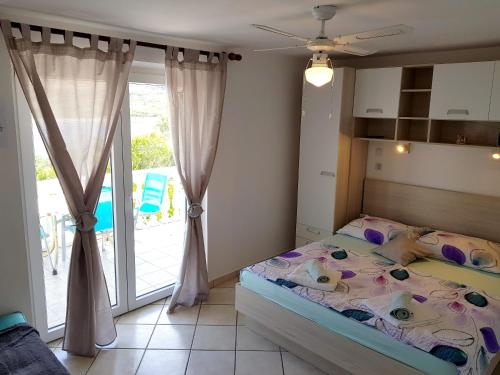 Gallery image of 2 bedrooms appartement at Pag 100 m away from the beach with sea view enclosed garden and wifi in Pag