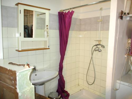 a bathroom with a toilet and a sink and a shower at Appartement de 2 chambres avec vue sur la ville a Nice a 3 km de la plage in Nice
