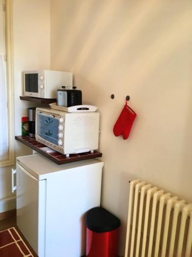 La cuisine est équipée d'un four micro-ondes et d'un réfrigérateur. dans l'établissement Appartement spacieux avec vue sur la mer - 70 m² à Mers-les-Bains, à Mers-les-Bains
