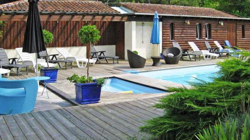 - une piscine avec des chaises et des parasols à côté d'une maison dans l'établissement Villa charmante à Saint-Vincent-de-Paul avec piscine privée, à Saint-Vincent-de-Paul