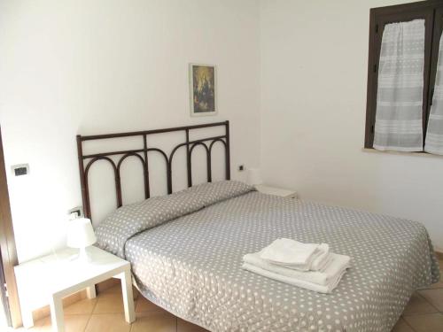 アルカモにある3 bedrooms appartement with wifi at Alcamoのベッドルーム1室(ベッド1台、タオル2枚付)