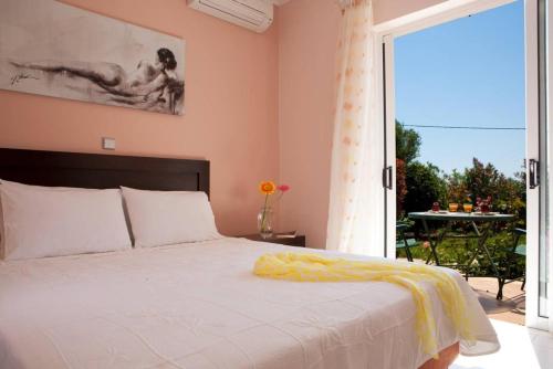 Ένα ή περισσότερα κρεβάτια σε δωμάτιο στο Charming Villa in Lefkada with Private Pool