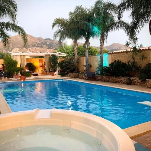 Bazén v ubytování 4 bedrooms villa with private pool jacuzzi and enclosed garden at Partinico 9 km away from the beach nebo v jeho okolí