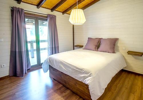 Postel nebo postele na pokoji v ubytování 2 bedrooms chalet with shared pool furnished balcony and wifi at Albergaria a Velha