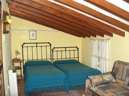 een slaapkamer met 2 bedden en een bank bij Studio with balcony and wifi at Robledillo de Gata in Robledillo de Gata