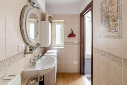 une salle de bain avec deux lavabos et un miroir dans l'établissement Realkasa Clavature Apartment, à Bologne
